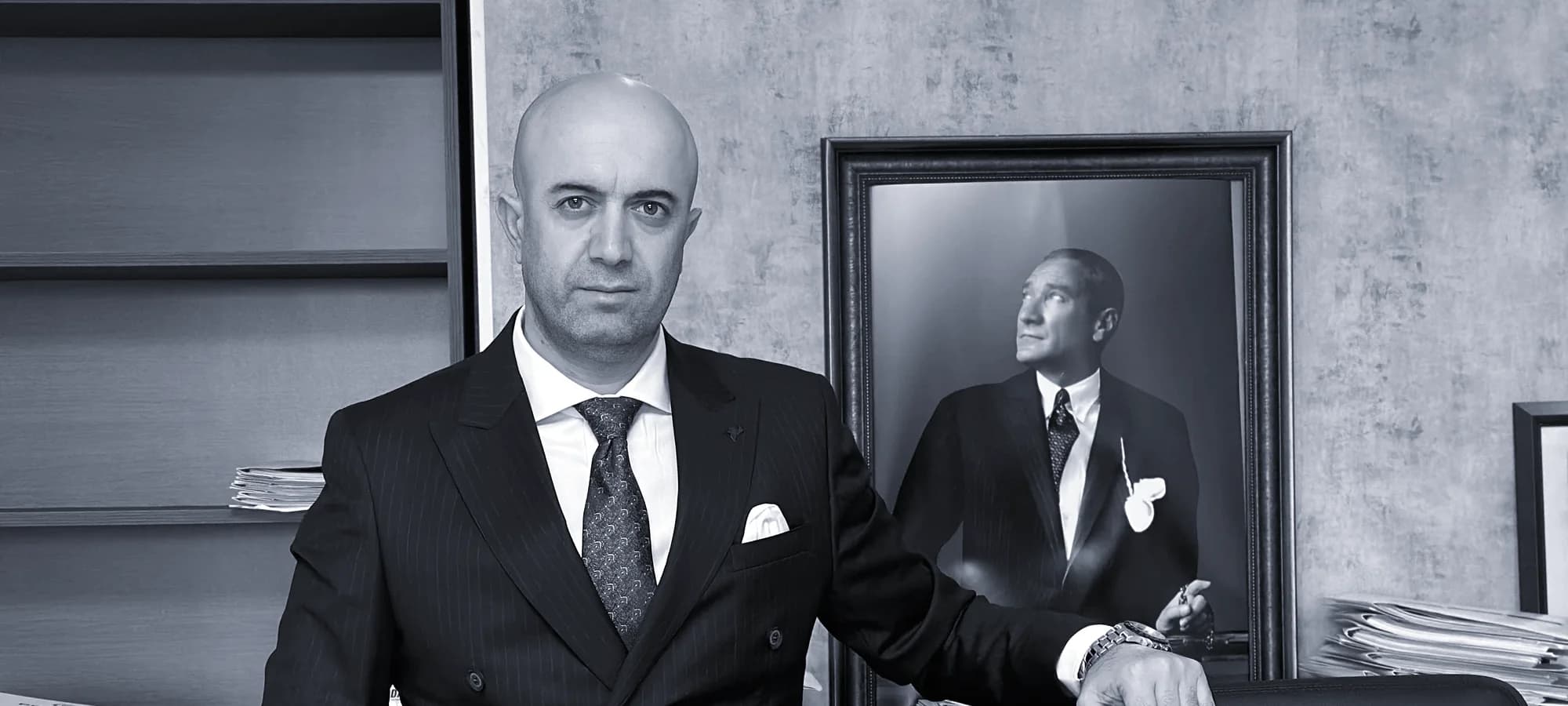 Cihan Dündar ofisinde